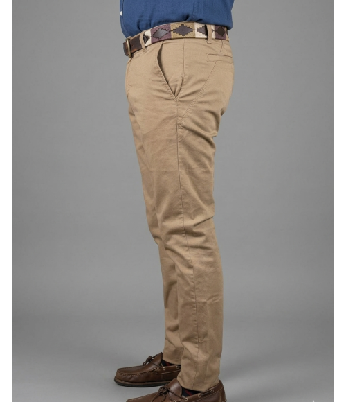 PANTALÓN CAMEL CORTE CHINO TAPERED
