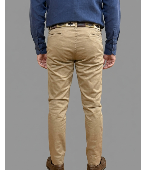 PANTALÓN CAMEL CORTE CHINO TAPERED