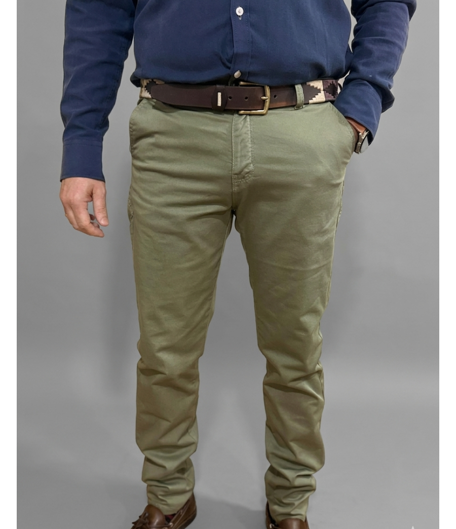 PANTALÓN VERDE CAQUI CORTE CHINO TAPERED