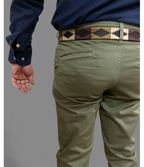 PANTALÓN VERDE CAQUI CORTE CHINO TAPERED