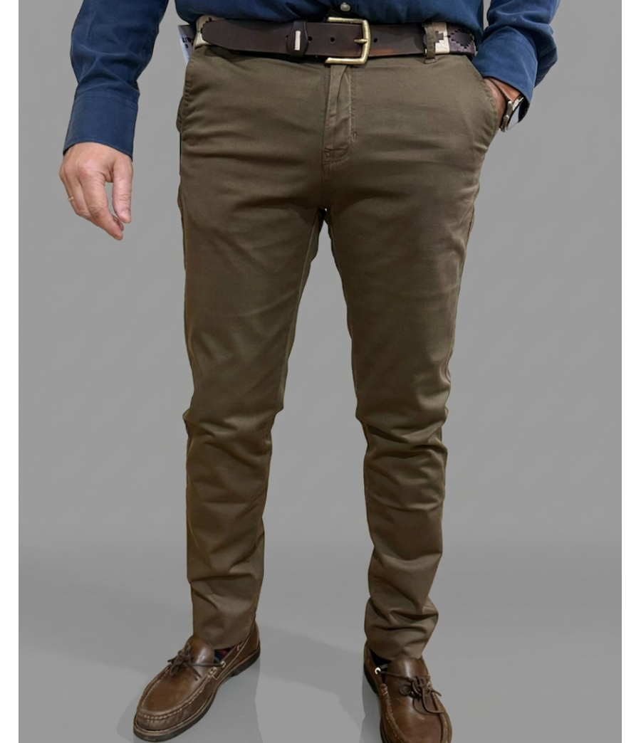 PANTALÓN MARRÓN CORTE CHINO TAPERED