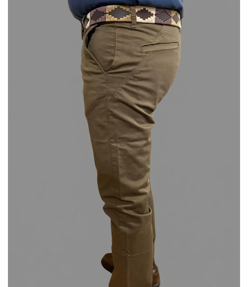 PANTALÓN MARRÓN CORTE CHINO TAPERED
