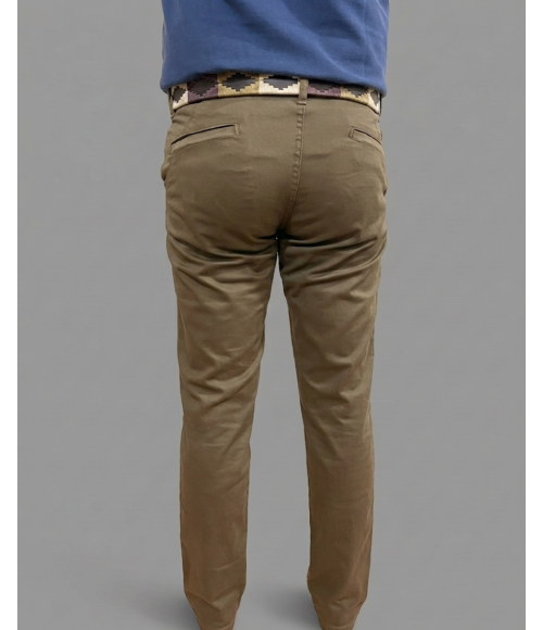 PANTALÓN MARRÓN CORTE CHINO TAPERED
