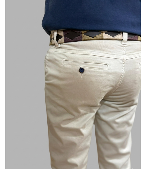 PANTALÓN CAMEL CORTE CHINO CLÁSICO