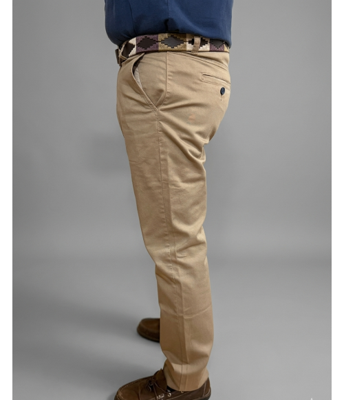 PANTALÓN CAMEL CORTE CHINO CLÁSICO