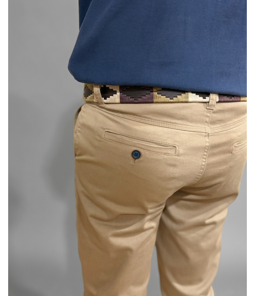 PANTALÓN CAMEL CORTE CHINO CLÁSICO