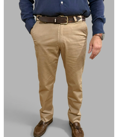 PANTALÓN CAMEL CORTE CHINO CLÁSICO
