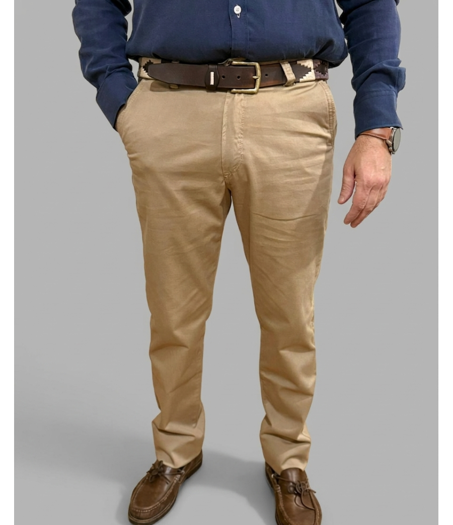 PANTALÓN CAMEL CORTE CHINO CLÁSICO