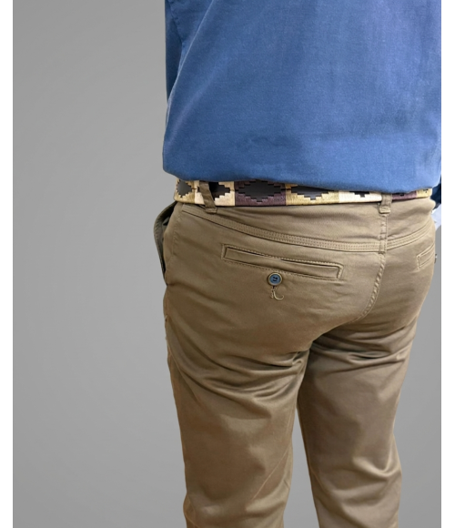 PANTALÓN MARRÓN CORTE CHINO CLÁSICO