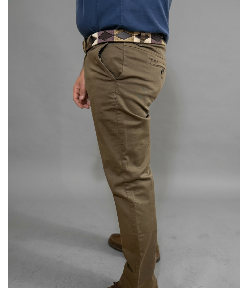 PANTALÓN MARRÓN CORTE CHINO CLÁSICO