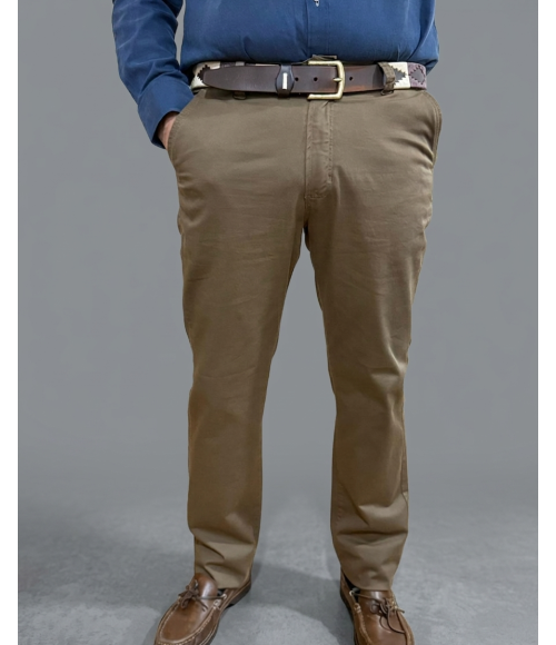 PANTALÓN MARRÓN CORTE CHINO CLÁSICO