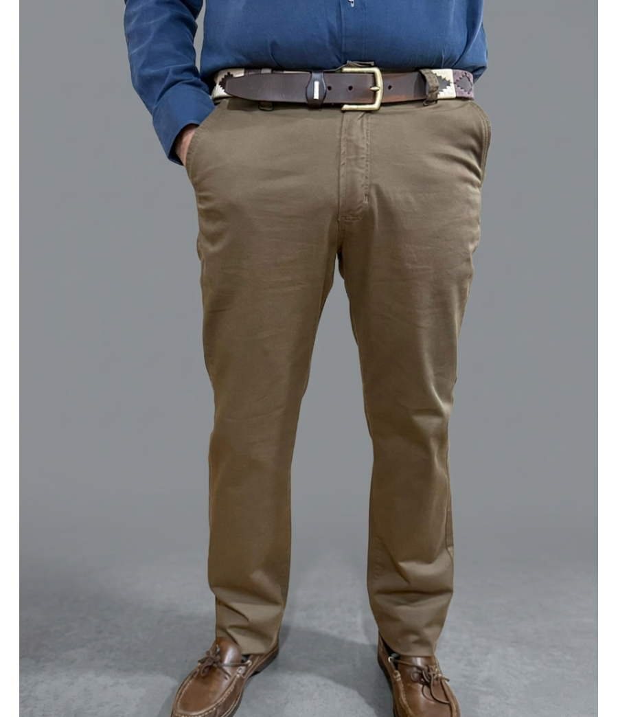 PANTALÓN MARRÓN CORTE CHINO CLÁSICO